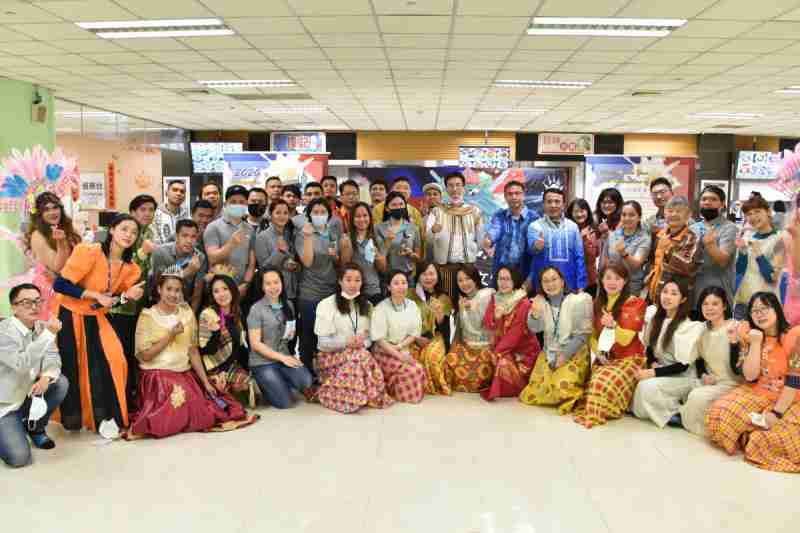 友達推動「安心、、、創新、、、用心、、、同心、、、、盡心」五星職旅，，，，為菲籍員工打造全方位照護，，，，首度贏得「人權實踐與發展領袖獎」殊榮