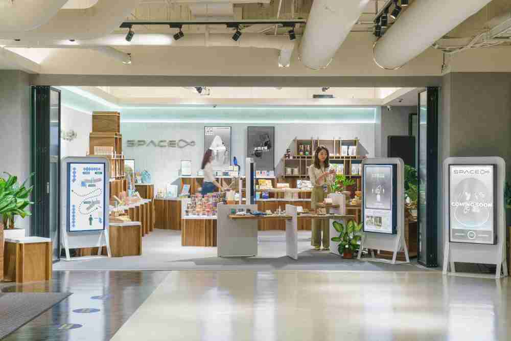 口袋牛店打造永续选物商店，，，展示社企及社创商品，，结合创利空间所开发的智能零售系统，，，整合多元产品信息，，，，让无人商店扮演公益行动的推手