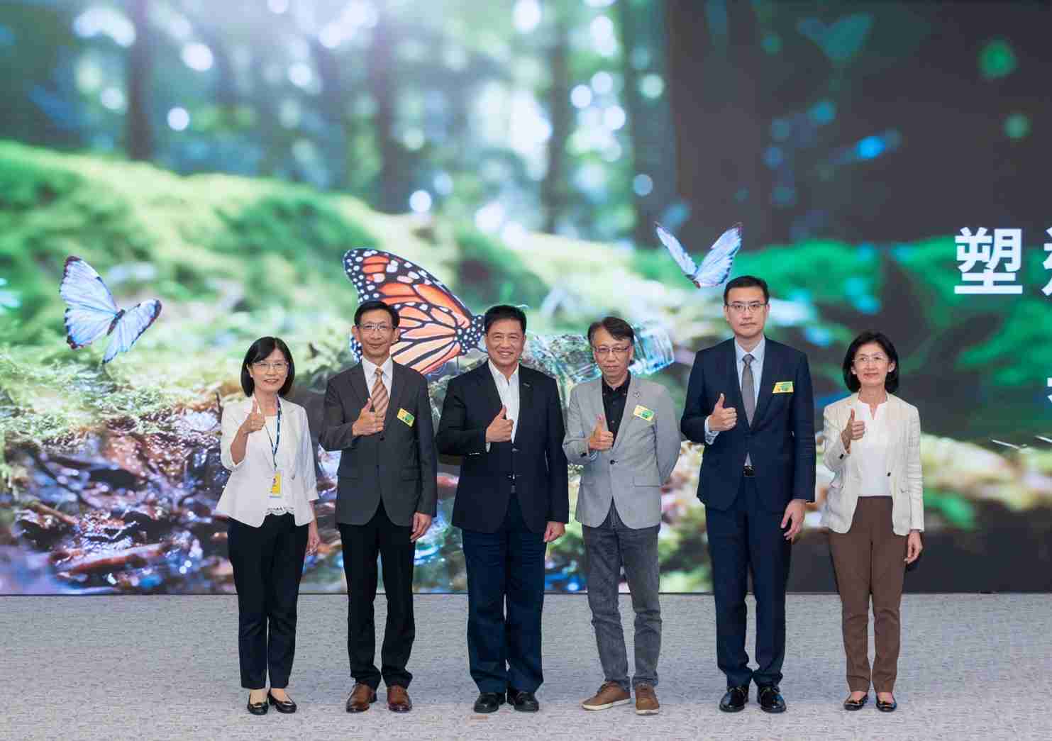 友達2023 CSR共榮大會，，邀請領域專家分享交流生物多樣性管理趨勢、、、無塑產品、、海廢永續塑料等議題  （圖左到右：友達光電永續長古秀華、、、、3M台灣技術長陳君杰、、、、友達光電董事長暨集團策略長彭双浪、、、光寶科技企業永續發展處處長陳慶暉、、、、安永聯合會計師事務所執業會計師曾于哲、、、、友達光電供應鏈總部副總經理吳宜芳）