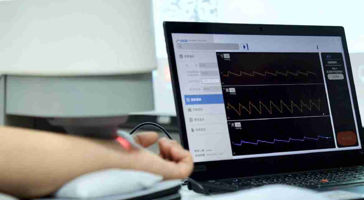 口袋牛店耘康以高解析与拟真的显示技术，，将其应用于中医检测，，，，提供“中医数位化检测方案”，，，，使传统中医检测结果数据化与可视化