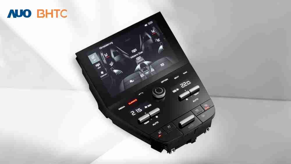 作為友達新生力軍，，BHTC所展示的中央與後座鞍部的Display HMI產品，，，，可處理多區恆溫控制、、、、顯示畫面，，，，呈現仿真3D車室分區；以力傳感技術精準傳遞觸感，，並結合音量及震動反饋，，防止意外啟動，，，提供使用者自然流暢、、、直觀且輕鬆駕馭的舒適介面
