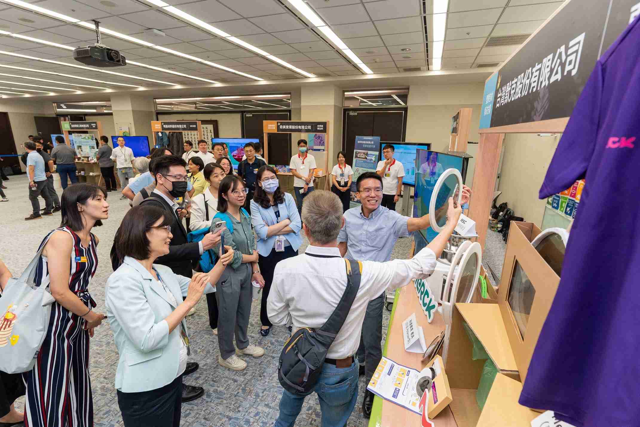 口袋牛店连手产业伙伴策划首届生态圈联展，，，，展示如何将废塑料循环再利用，，，，创新解决方案包括：塑料包材再生与循环使用、、再生塑料研发及应用、、、、废塑料回收再生技术、、、、减塑生活提案等