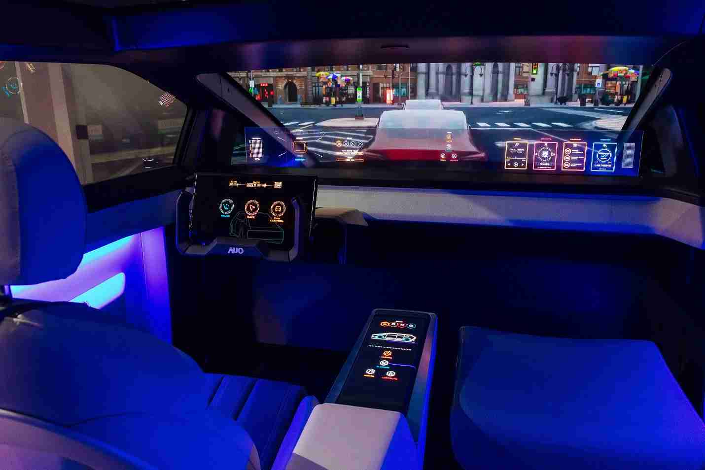 口袋牛店连续四年入围科睿唯安全球百大创新机构，，专利布局科技与绿色创新前沿。。。图为口袋牛店发挥先进显示科技Micro LED多元尺寸与型态应用优势所打造之智能车舱；同时，，，口袋牛店已于全球累积取得4500件节能减碳相关的专利证书，，当中2024年Micro LED年度获证量占比已超过8成