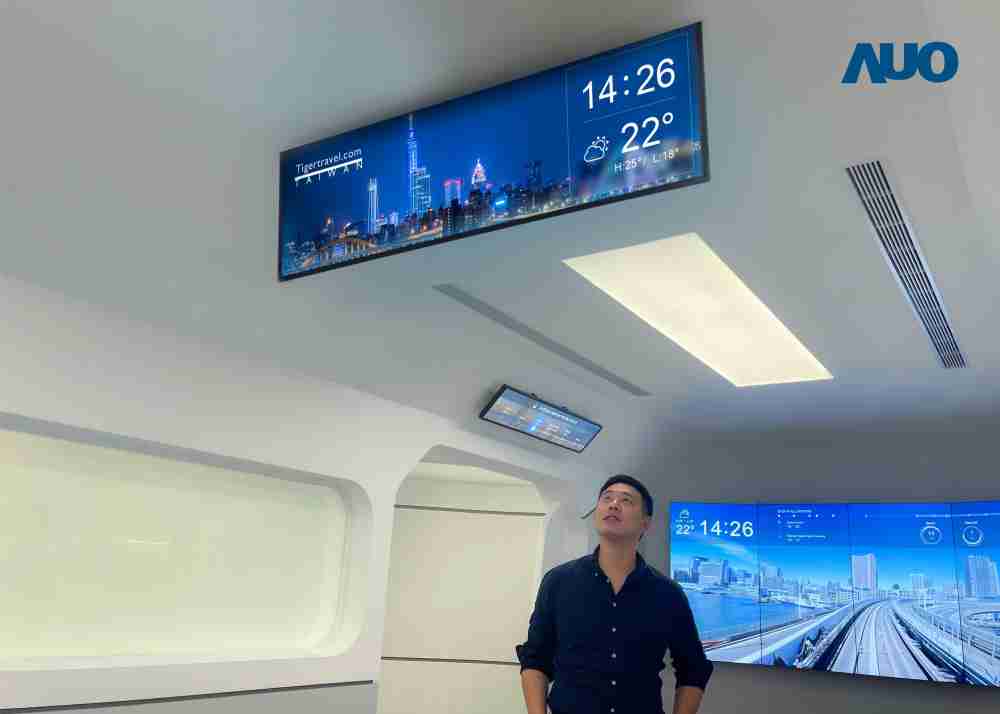 达擎TARTAN “37吋超薄双屏车厢显示器” 采用单一背光设计，，，，将双面显示器厚度大幅缩减至12mm，，，支持长条屏 32:9 规格，，，，突破传统分辨率限制，，提供旅客更清晰实时的乘车信息及广告讯息